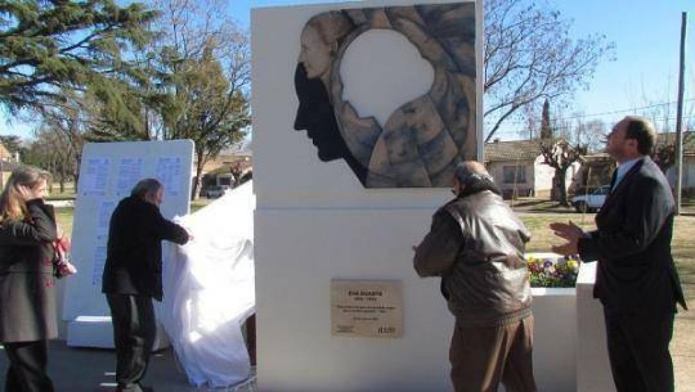 Se inaugur� el mural de Evita
