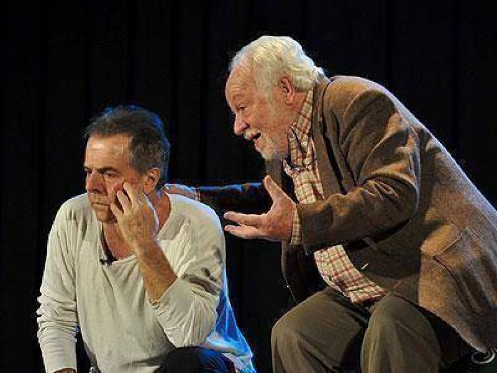 V�ctor Laplace actu� en el Teatro Municipal para los abuelos de Lomas