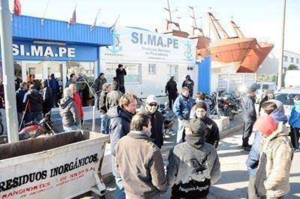 Los empresarios y el Simape llegaron a un acuerdo salarial pero sigue el paro en el puerto