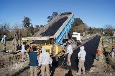 Comenzaron a pavimentar algunas calles del barrio La Loma