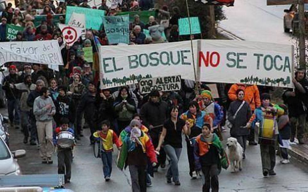 Vecinos de La Angostura marcharon en defensa del Bosque