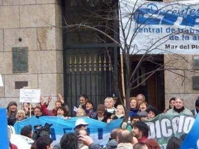 Estatales y docentes renuevan reclamos por asignaciones familiares y recategorizaci�n