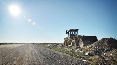 Comenz� la limpieza de chatarras y escombros a la vera de la Ruta 1
