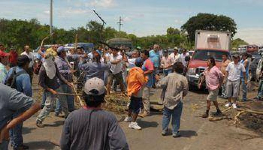 Cortes en Tartagal por el agua y trabajo.
