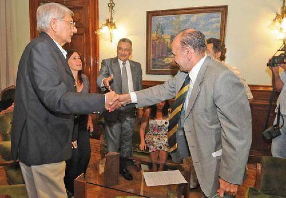 Docentes logran una suba de $ 100 en el b�sico.