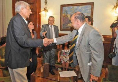Docentes logran una suba de $ 100 en el b�sico.