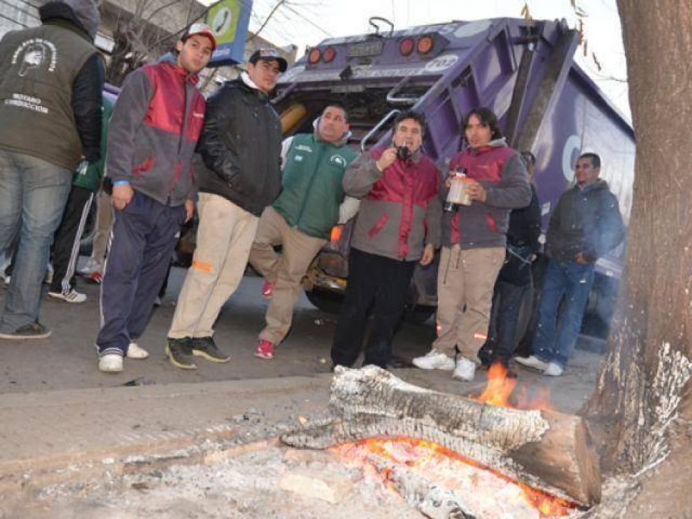 Paro, protesta y acampe frente a la Comuna