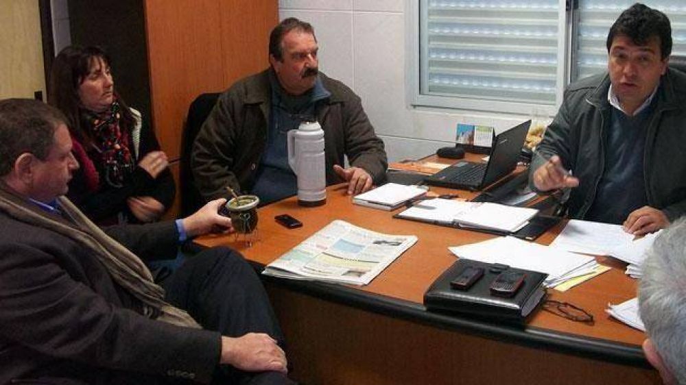 Rogel dice que no se mete en la interna pero recorre municipios