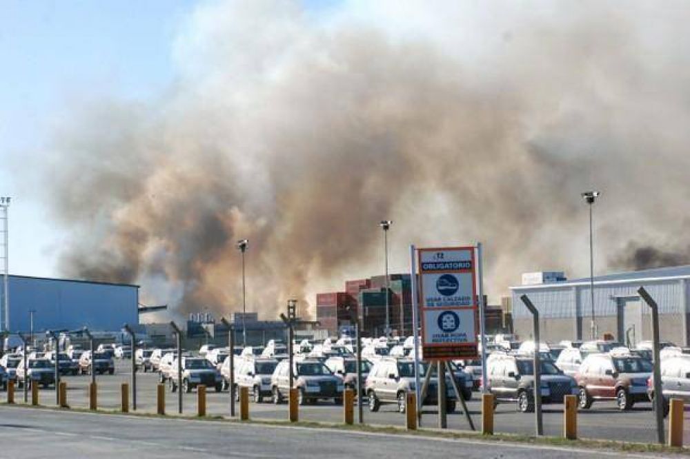 Gran incendio detr�s del Puerto TZ lleg� hasta la empresa Vitco