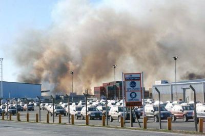Gran incendio detr�s del Puerto TZ lleg� hasta la empresa Vitco