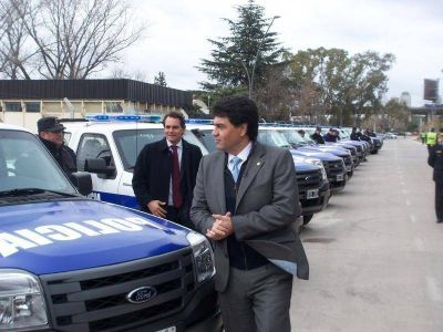 Con elogios a Provincia y cr�ticas a la gesti�n anterior, Jorge Macri present� 15 nuevas camionetas