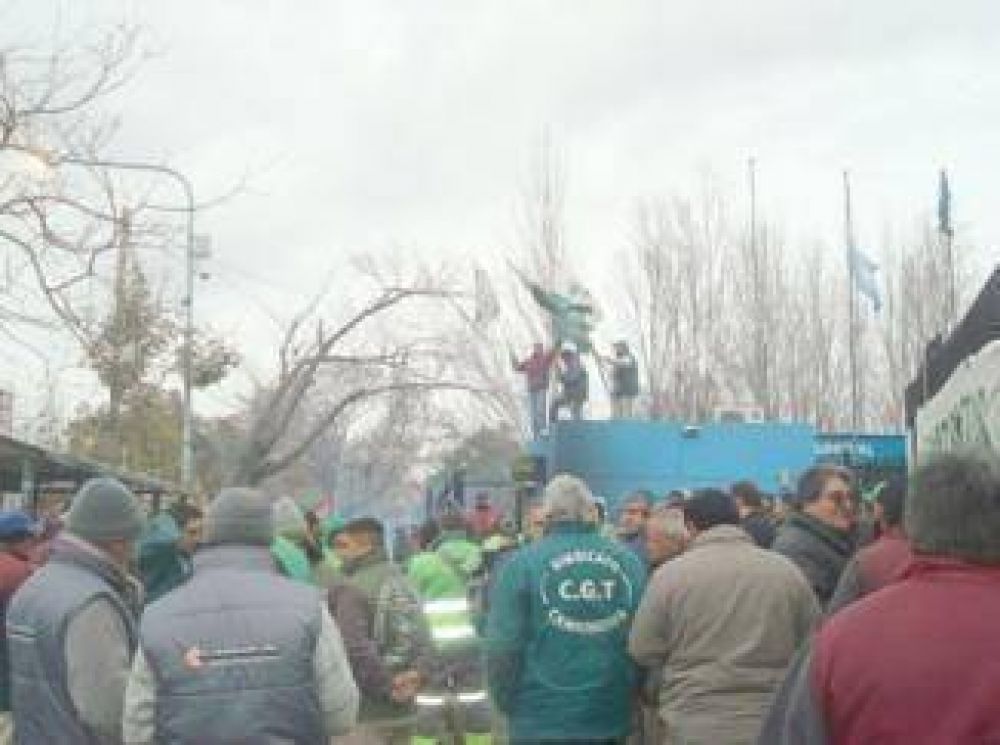 El acampe de los camioneros en la Municipalidad
