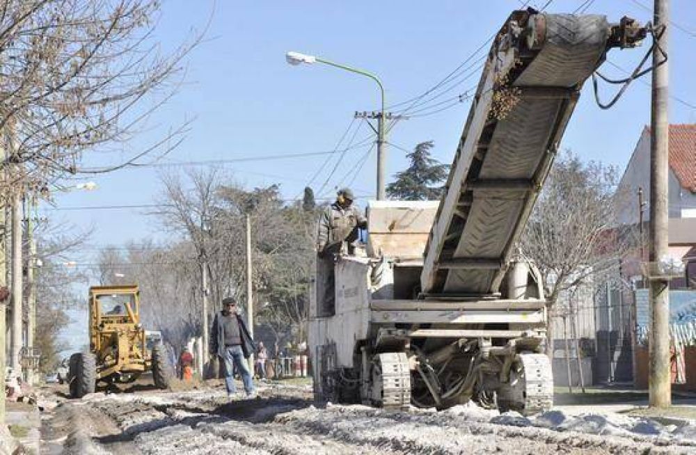 Autoridades Municipales recorrieron las obras de reconstrucci�n de carpeta asf�ltica en calle Aguiar