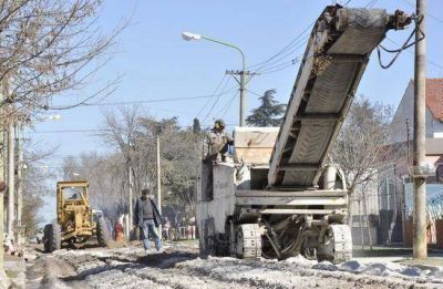 Autoridades Municipales recorrieron las obras de reconstrucci�n de carpeta asf�ltica en calle Aguiar
