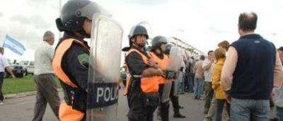 En Chivilcoy montaron un escuadr�n policial para evitar los escraches a N�stor Kirchner