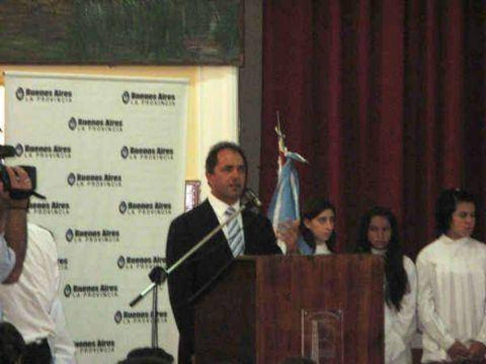 Junto al ministro Oporto Scioli inaugur� el ciclo lectivo en Berisso