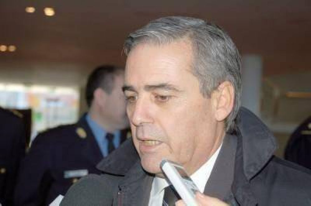 Touri��n busca mediar en el duro reclamo de los judiciales
