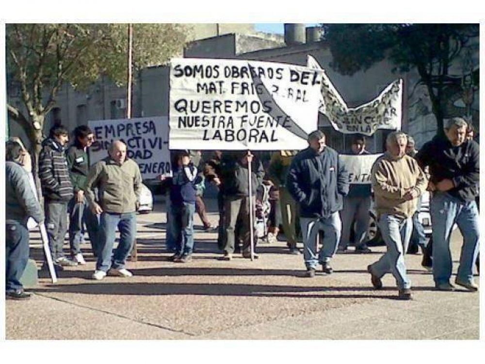 Empleados del frigor�fico de Gualeguaych� hicieron una presentaci�n en la Justicia