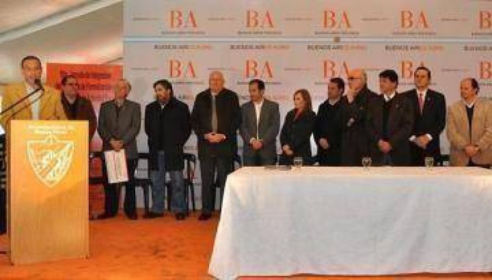 Presencia local en la entrega de 45 n�cleos gen�ticos a 400 productores porcinos