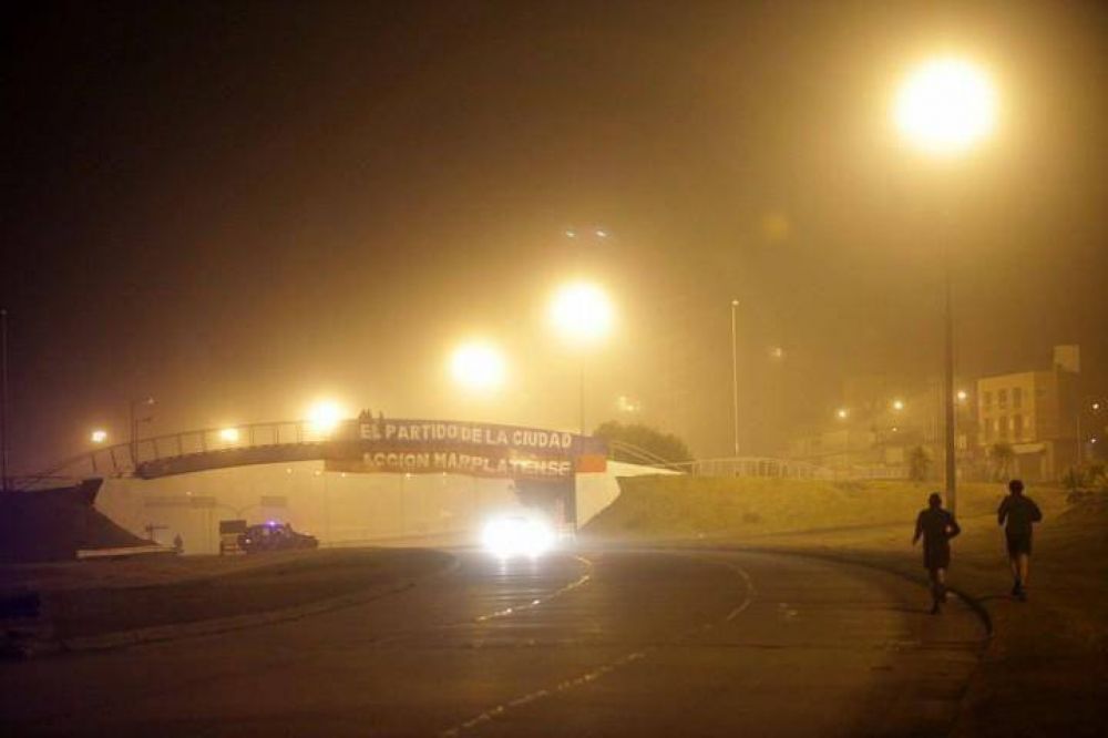La Municipalidad inaugur� la iluminaci�n del paseo costero de Punta Mogotes