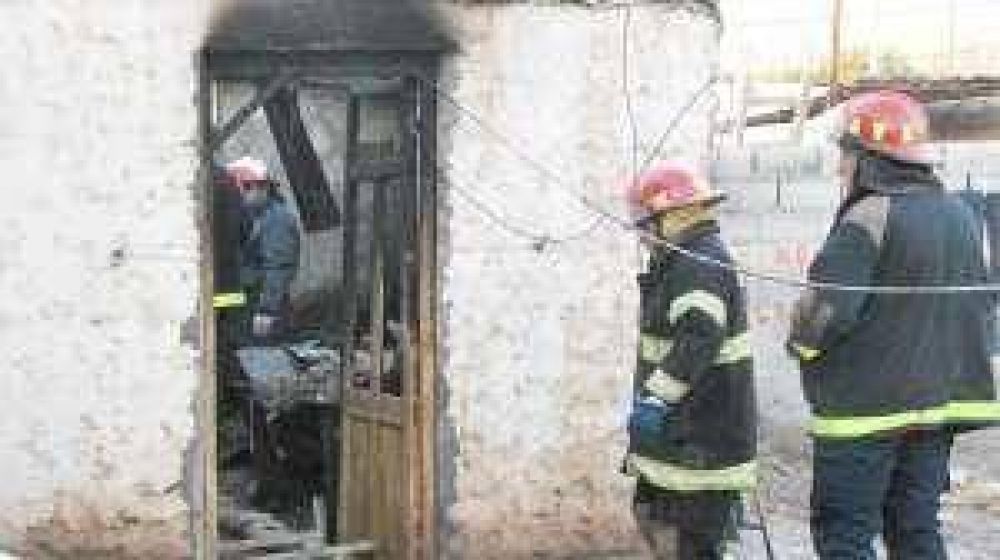 Por irse de fiesta, sus dos hijos mueren asfixiados y quemados