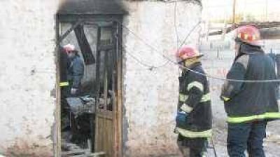 Por irse de fiesta, sus dos hijos mueren asfixiados y quemados
