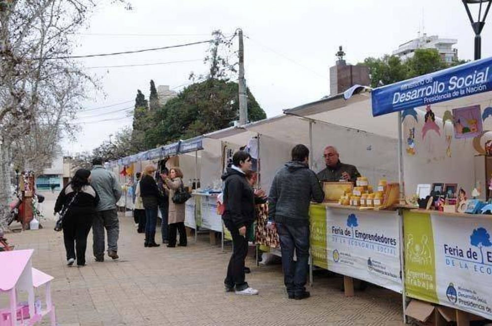 Emprendedores hacen la feria en la plaza principal