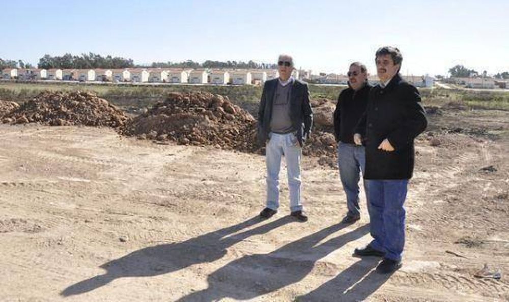 Realizan tareas de nivelaci�n de suelos en el predio donde se levantar� la Escuela T�cnica N� 2
