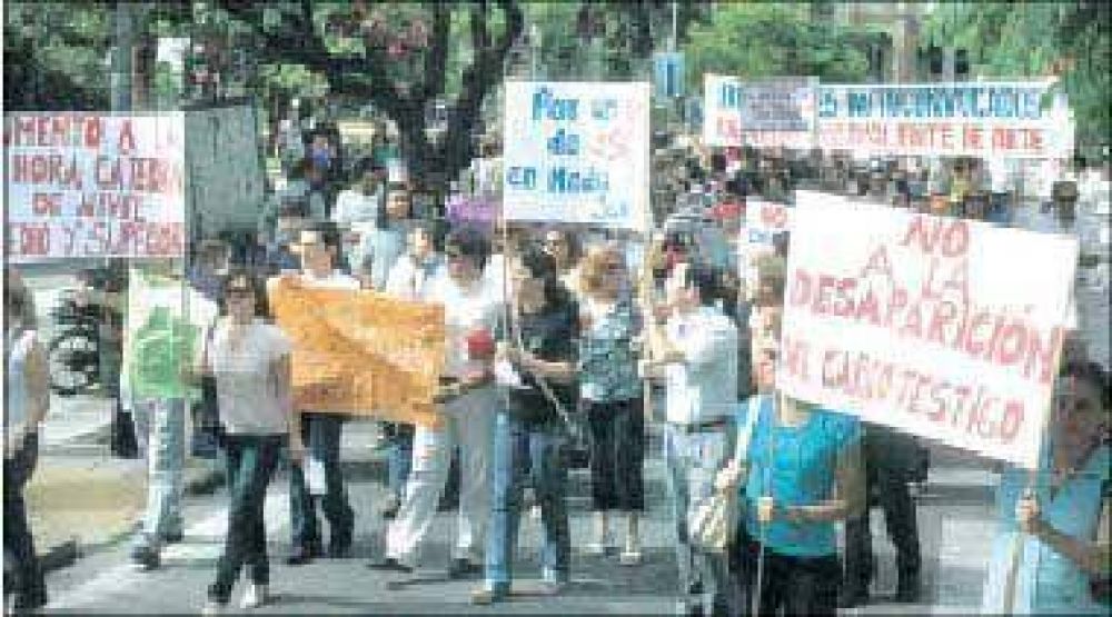 Los docentes reclamaron en las calles su inclusi�n en el nuevo nomenclador  