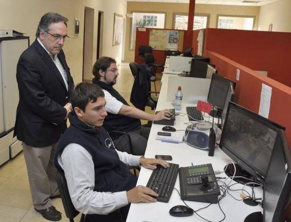 �Estamos comenzando la instalaci�n de las nuevas c�maras de seguridad que contrat� el Municipio�