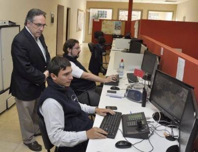 �Estamos comenzando la instalaci�n de las nuevas c�maras de seguridad que contrat� el Municipio�