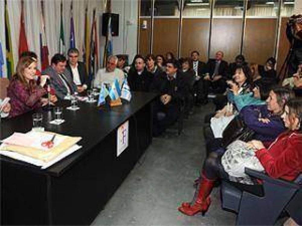 Gvirtz encabez� el llamado a licitaci�n para una Escuela y un Jard�n