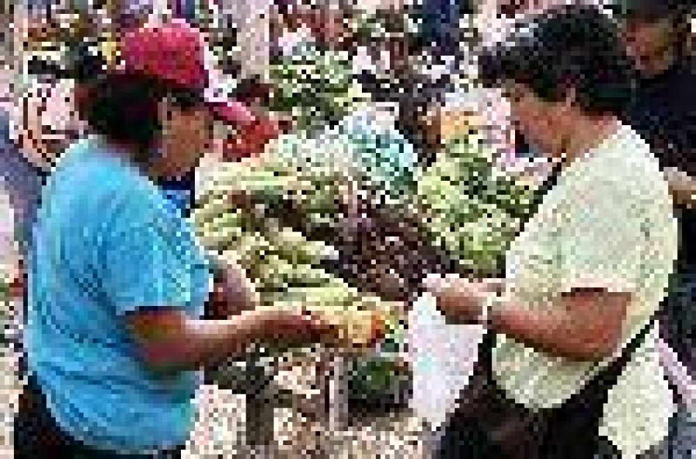 Un trueque de verduras para enfrentar la crisis