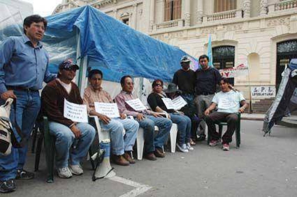 Docentes iniciaron huelga de hambre En reclamo de mejoras salariales.