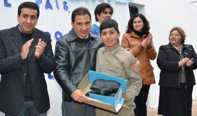 El gobierno entreg� equipamiento a colegio rural de Cha�ar