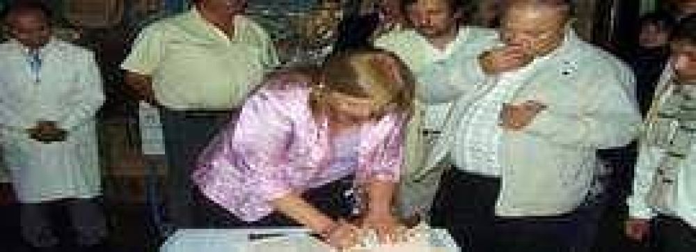 Ambulancia y subsidio para municipio de Palpal�.