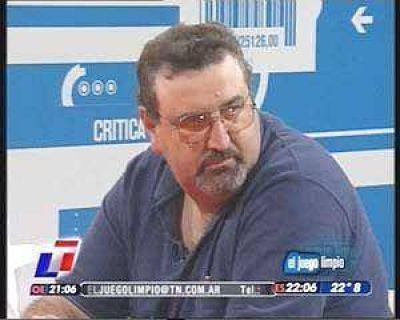  Julio Bucciarelli, en mesa de productores con Nelson Castro: `en Olavarr�a est� parado el 70% de los camiones�, dijo.