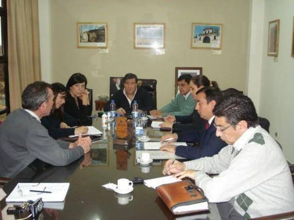 Funcionarios de Relaciones Municipales se re�nen con Senadores del PJ
