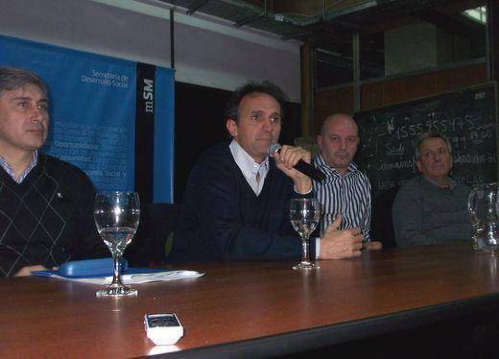 Katopodis, referentes pol�ticos y cooperativistas presentaron la Ordenanza para empresas recuperadas