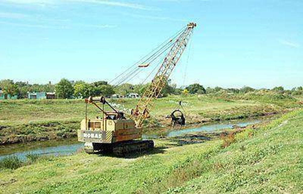Contin�a la limpieza del Arroyo Fari�ango.