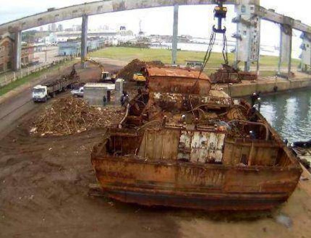 Removieron el �ltimo resto del casco del Lattar II en el puerto marplatense