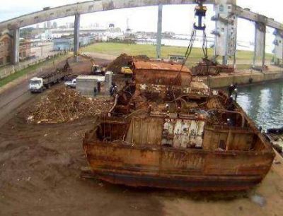 Removieron el �ltimo resto del casco del Lattar II en el puerto marplatense