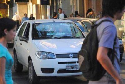 Muchos remiseros aplican tarifarios que no son los autorizados por las empresas