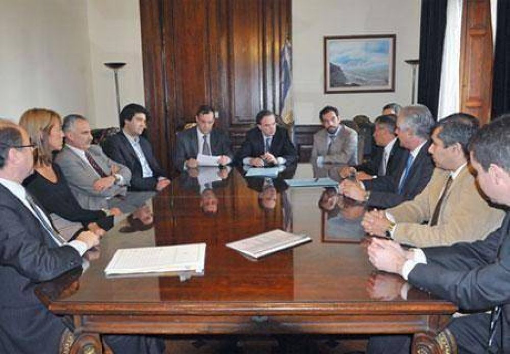 Firman contratos para obras viales para SAO y Sierra Grande
