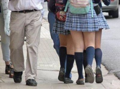 Alumnas asisten a clases con polleras cada vez m�s cortas