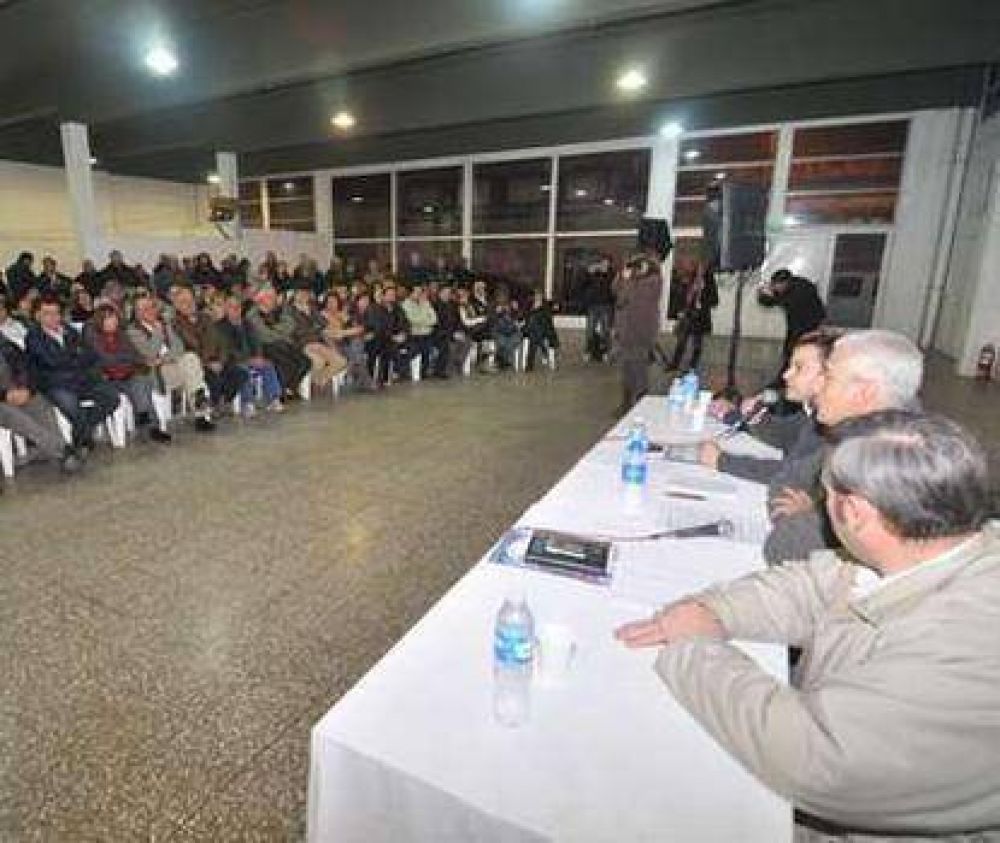 Cerca de 300 personas asistieron a la reuni�n convocada por el CEDA