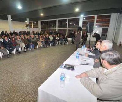 Cerca de 300 personas asistieron a la reuni�n convocada por el CEDA