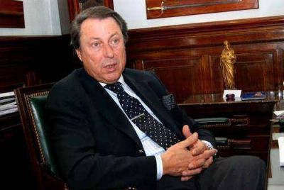 El ministro Casal prometi� m�viles y c�maras