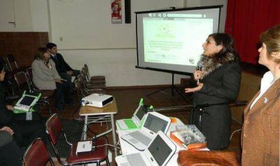 Se entregaron 450 laptops a primer grado de ocho escuelas capitalinas
