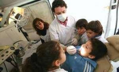 Arranc� el primer consultorio dental municipal y m�vil